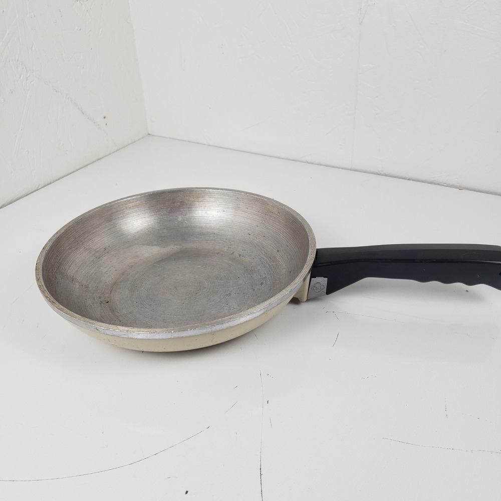Vintage Club Aluminum Skillet 8 Inch Frying Pan Cream Harvest Cast Aluminum